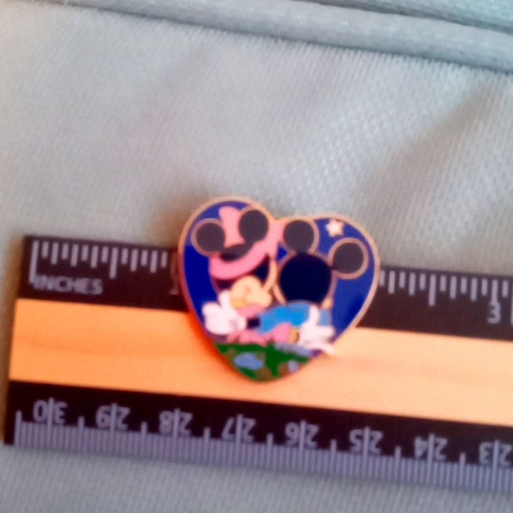 DISNEY MICKEY AND MINNIE LANYARD SERIES PIN - Picture 3 of 5